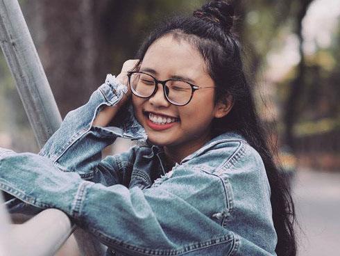 Phương Mỹ Chi gây tranh cãi khi trang điểm tới trường và hát nhạc tình-4