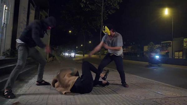 Gạo nếp gạo tẻ tập 77: Ác giả ác báo, Thúy Ngân bị cả thiên hạ kéo đến nhà đòi nợ-3