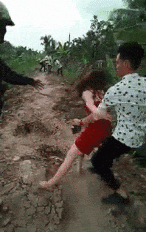 Xôn xao clip cô gái mặc váy đỏ bị ngã xuống mương vì say rượu, phải nhờ tới bạn trai cõng về-1