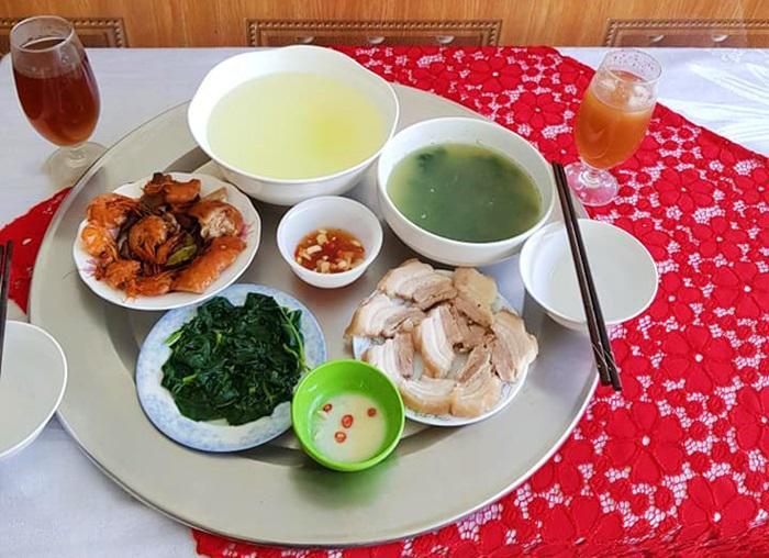 Cô dâu 61 tuổi trổ tài chăm chồng trẻ 26 tuổi bằng những mâm cơm đã mắt khiến dân mạng ngỡ ngàng-4