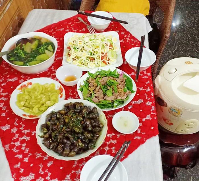 Cô dâu 61 tuổi trổ tài chăm chồng trẻ 26 tuổi bằng những mâm cơm đã mắt khiến dân mạng ngỡ ngàng-9