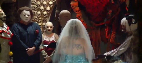 Cặp đôi hóa trang rùng rợn kết hôn tại nhà ma khiếp vía nhất nước Mỹ-1