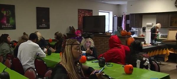 Cặp đôi hóa trang rùng rợn kết hôn tại nhà ma khiếp vía nhất nước Mỹ-5