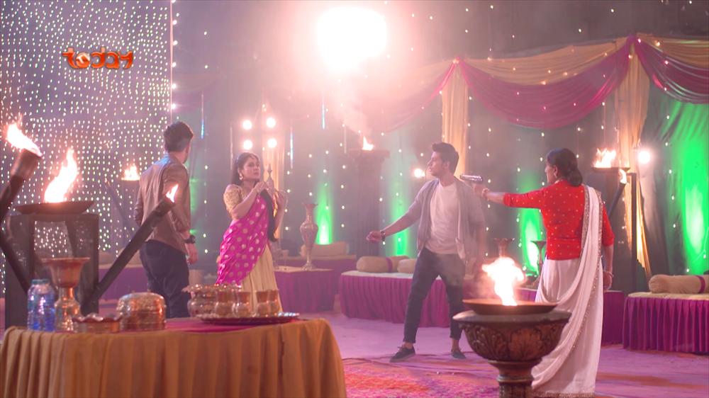 Cứu người yêu cũ của chồng, cô gái xinh đẹp bị bà nội đẩy vào nhà chứa-2