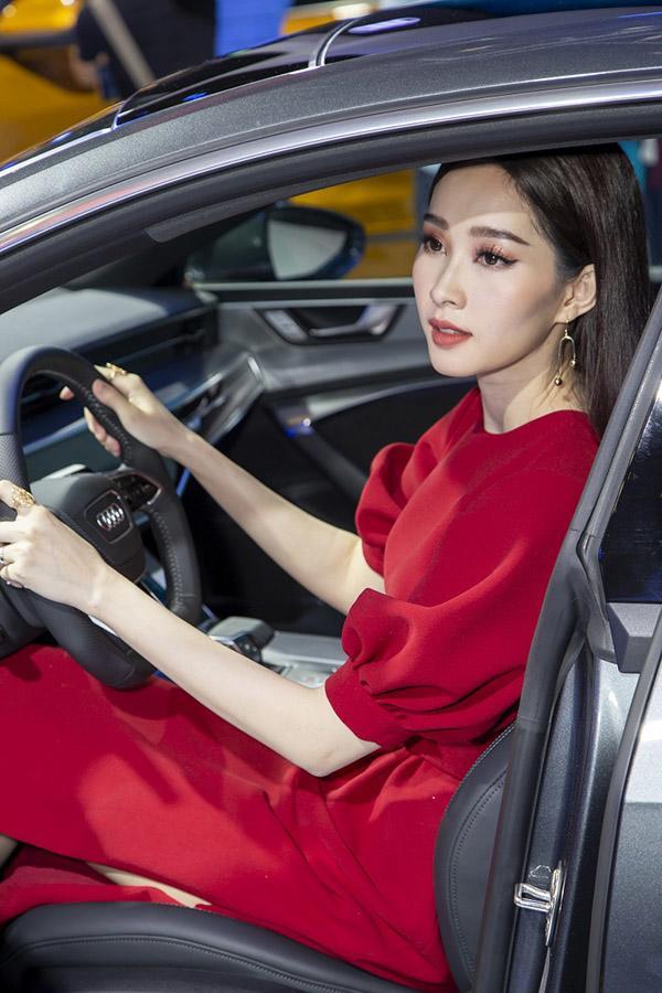 SAO MAKE OVER: Miu Lê không những mặc xấu lại còn họa mặt sai quá sai - HHen Niê kém sang với tóc mới-10