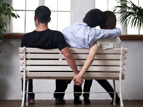 Lạ đời chuyện cô gái xin người yêu cho 'ngủ chung giường' với bạn khác giới khi đi du lịch cho... tiết kiệm