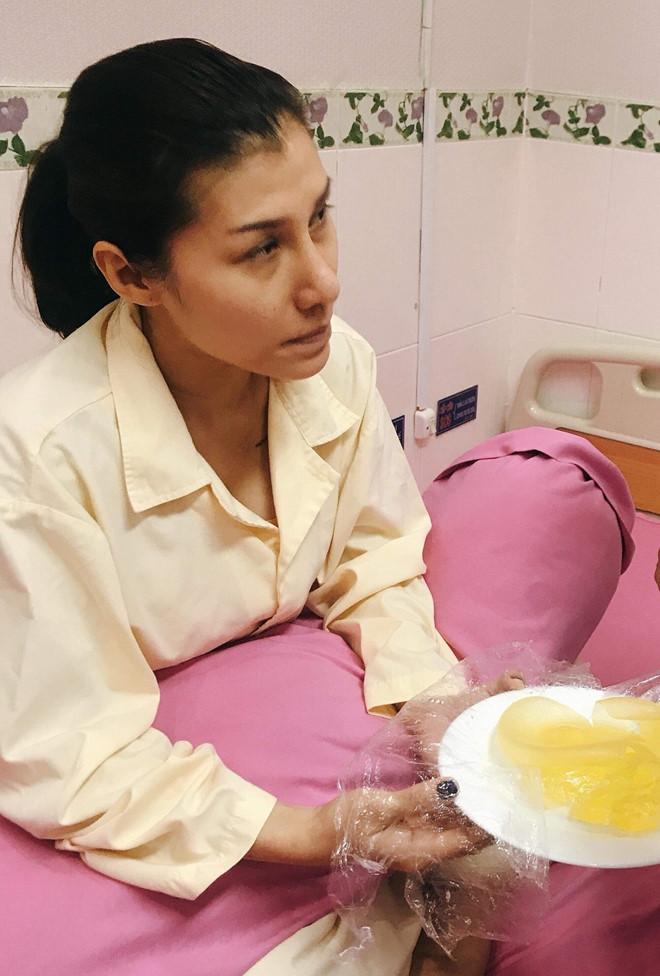 Đau như sống trong địa ngục nhưng ca sĩ bị nổ túi ngực Ivy Trần một mực không đến bệnh viện vì kinh tế kiệt quệ-4