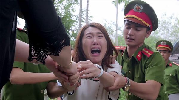 Gạo nếp gạo tẻ tập 78: Thúy Ngân tra tay vào còng, gào thét gọi tên người chồng bị mình bội bạc-9