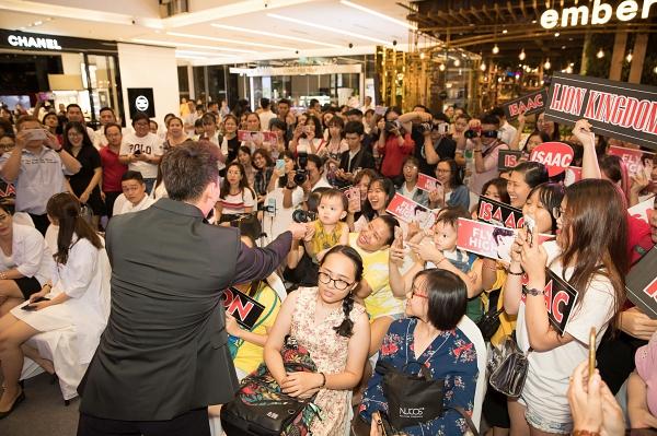 Dù có đẹp trai cách mấy, Isaac vẫn bị fan nhí từ chối diễn cùng-2