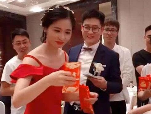 Cô dâu cao tay cứu chú rể thoát khỏi màn 'gạ' rượu đáng sợ