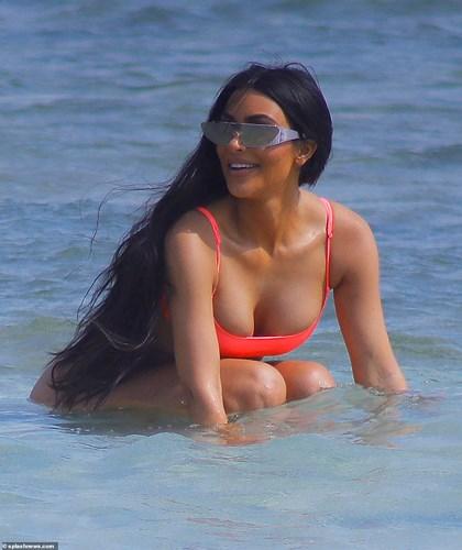 Kim Kardashian diện bikini hồng, phô dáng nóng bỏng trên bờ biển ở Bali-9
