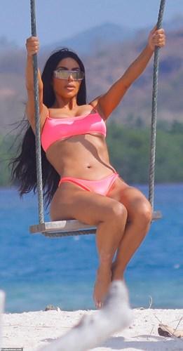 Kim Kardashian diện bikini hồng, phô dáng nóng bỏng trên bờ biển ở Bali-10