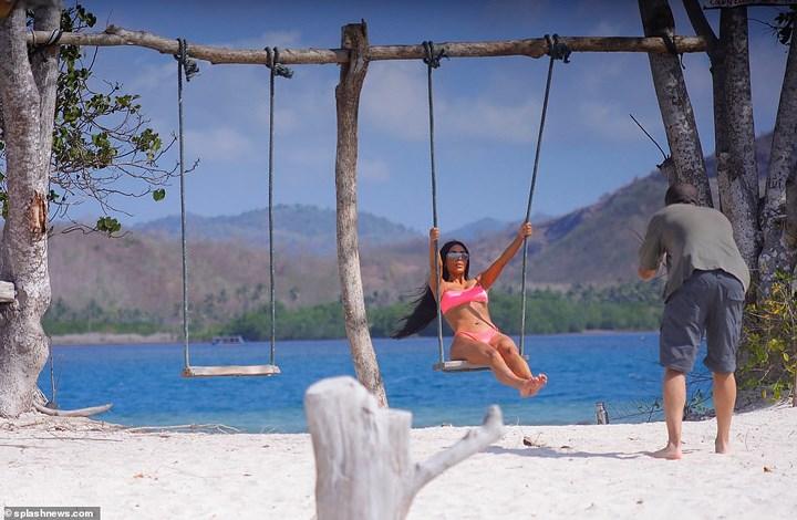 Kim Kardashian diện bikini hồng, phô dáng nóng bỏng trên bờ biển ở Bali-11