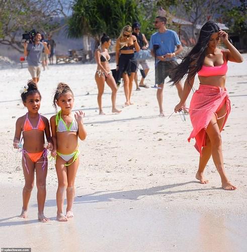 Kim Kardashian diện bikini hồng, phô dáng nóng bỏng trên bờ biển ở Bali-12