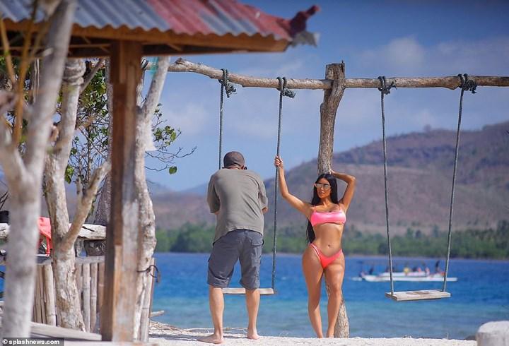 Kim Kardashian diện bikini hồng, phô dáng nóng bỏng trên bờ biển ở Bali-2
