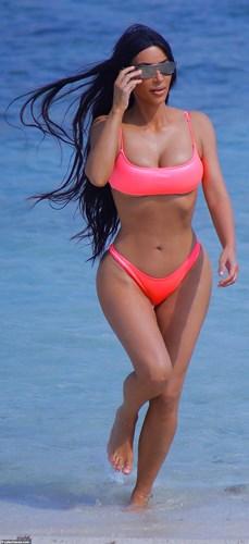 Kim Kardashian diện bikini hồng, phô dáng nóng bỏng trên bờ biển ở Bali-3