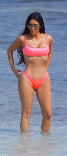 Kim Kardashian diện bikini hồng, phô dáng nóng bỏng trên bờ biển ở Bali-4