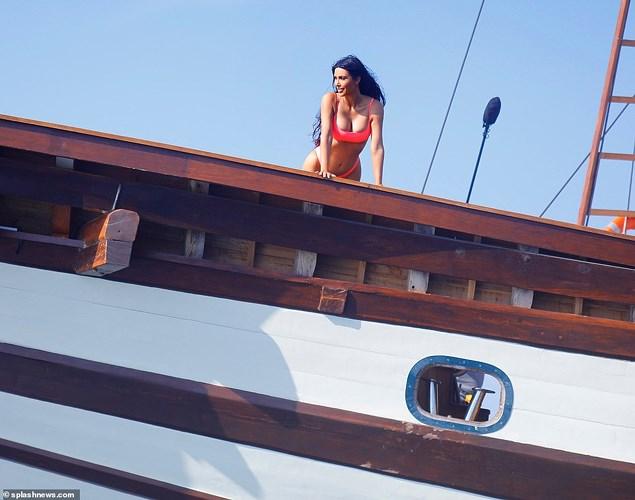 Kim Kardashian diện bikini hồng, phô dáng nóng bỏng trên bờ biển ở Bali-5