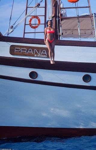 Kim Kardashian diện bikini hồng, phô dáng nóng bỏng trên bờ biển ở Bali-6
