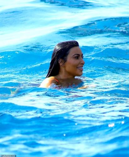 Kim Kardashian diện bikini hồng, phô dáng nóng bỏng trên bờ biển ở Bali-7