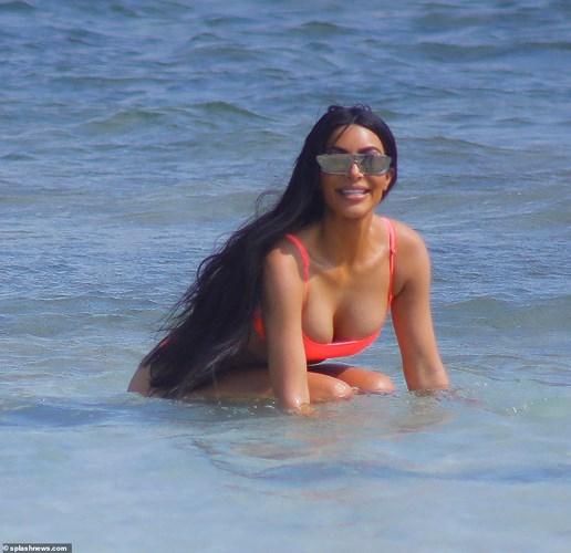 Kim Kardashian diện bikini hồng, phô dáng nóng bỏng trên bờ biển ở Bali-8
