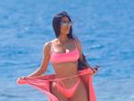 Kim Kardashian diện bikini hồng, phô dáng nóng bỏng trên bờ biển ở Bali
