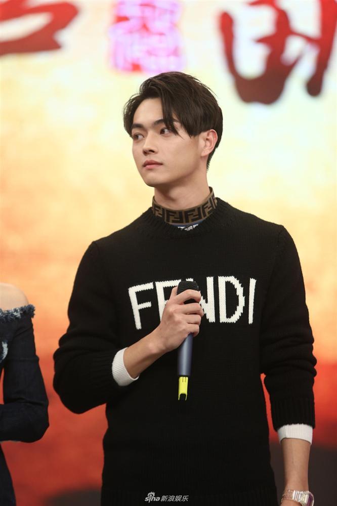 Cuối cùng thì sau vạn lời chê, Ngô Cẩn Ngôn Ngụy Anh Lạc cũng tìm được bộ cánh hợp với cơ thể cò hương-3