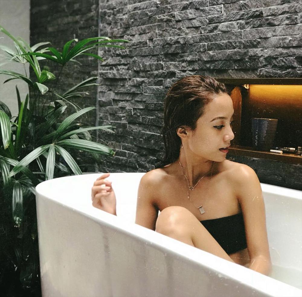 Bình thường chân phương như gái quê, ai ngờ khi diện bikini bạn gái Huyme lại bốc lửa đến thế-3