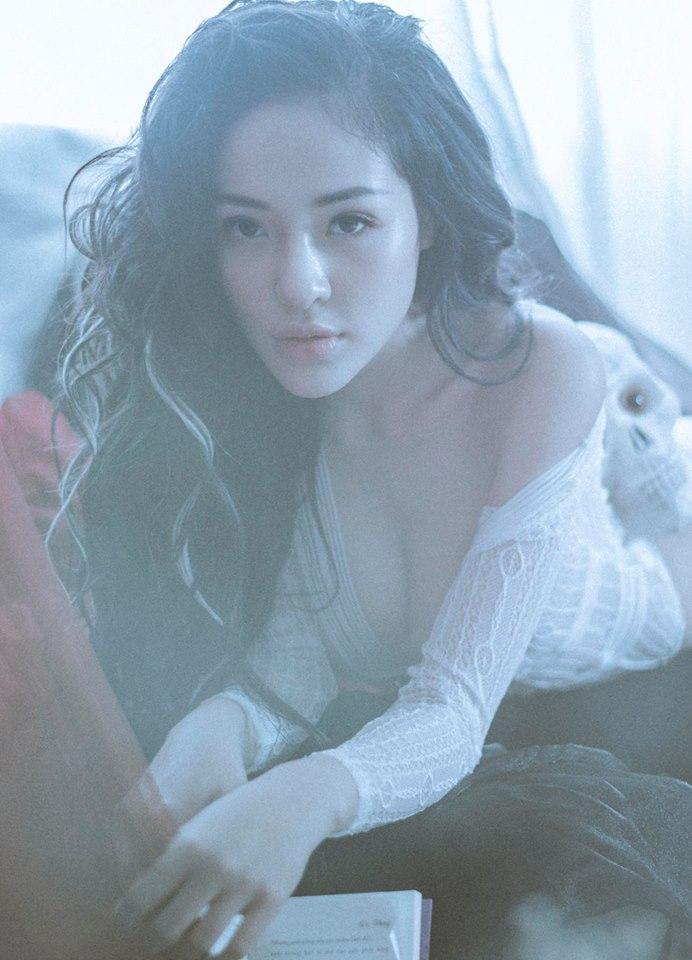 Hotgirl Ngân 98 dậy sóng cư dân mạng với bộ ảnh thả rông vòng 1 đánh bật mọi màn hóa trang Halloween kinh dị-6