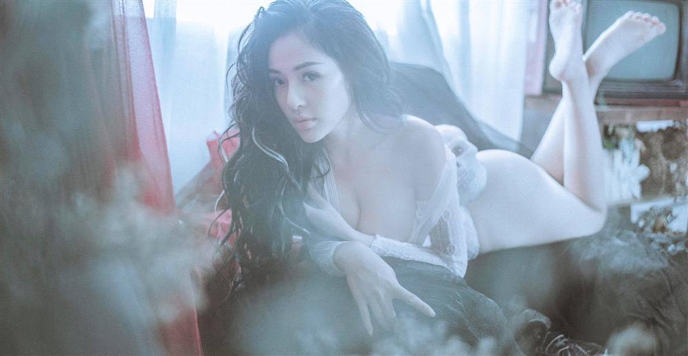 Hotgirl Ngân 98 dậy sóng cư dân mạng với bộ ảnh thả rông vòng 1 đánh bật mọi màn hóa trang Halloween kinh dị-4