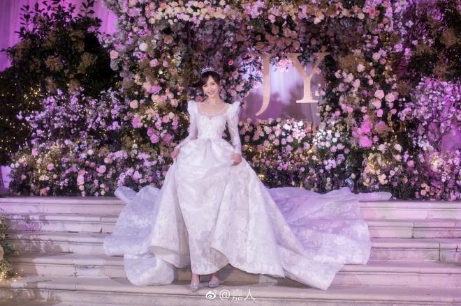 Những tiết lộ đặc biệt về chiếc váy cưới như công chúa tốn 5.000 giờ thực hiện của Đường Yên-3