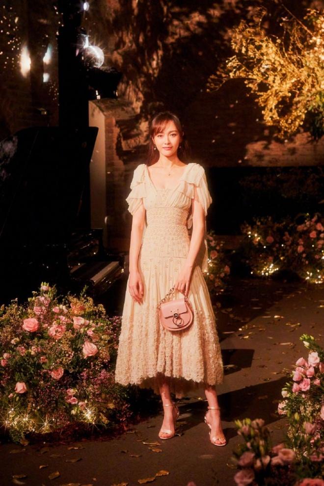 Những tiết lộ đặc biệt về chiếc váy cưới như công chúa tốn 5.000 giờ thực hiện của Đường Yên-8