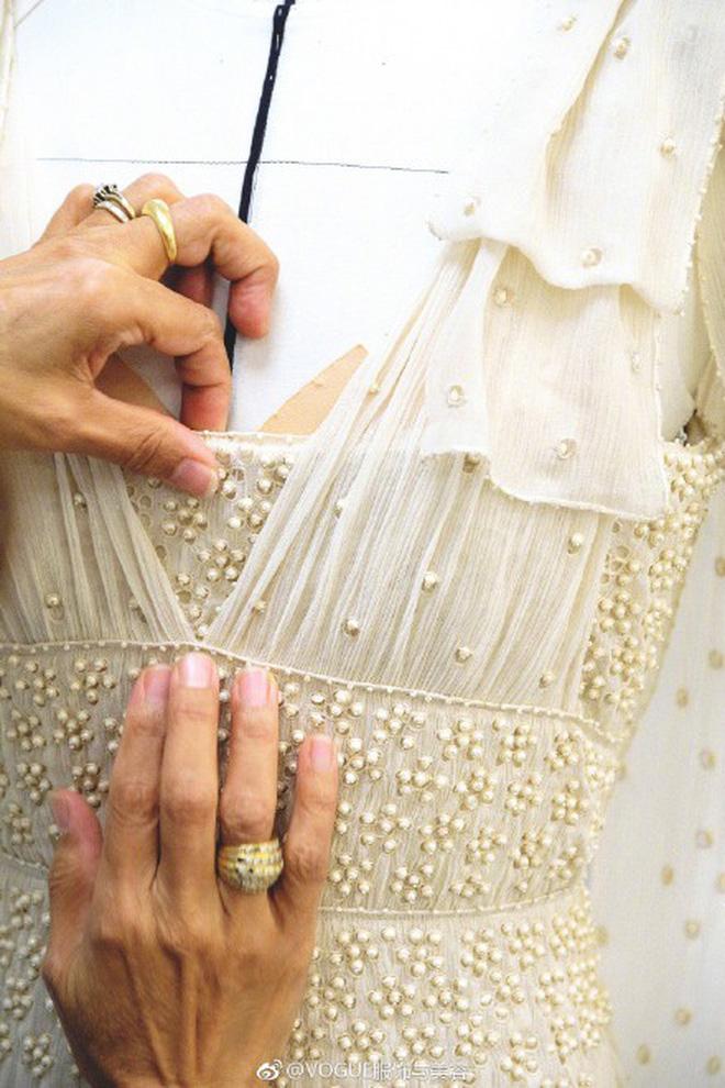 Những tiết lộ đặc biệt về chiếc váy cưới như công chúa tốn 5.000 giờ thực hiện của Đường Yên-9