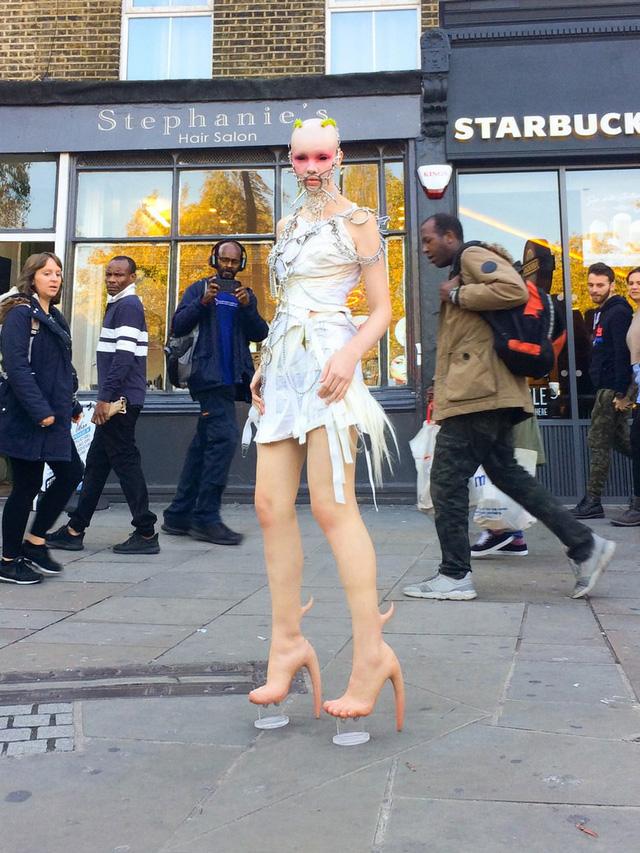 Bạn có chi 10.000 USD để mua đôi bốt rùng rợn này?-1