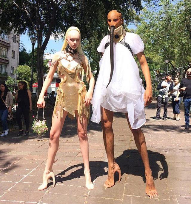 Bạn có chi 10.000 USD để mua đôi bốt rùng rợn này?-4