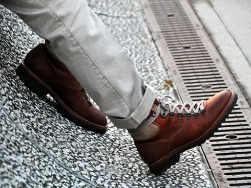 Bạn có chi 10.000 USD để mua đôi bốt rùng rợn này?-7