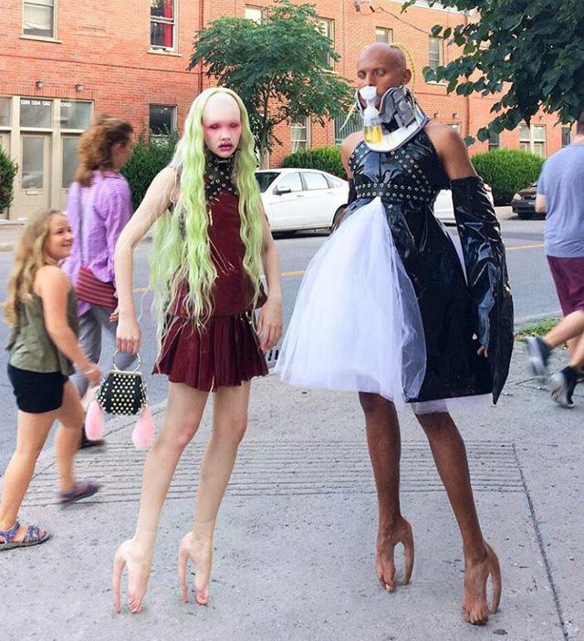 Bạn có chi 10.000 USD để mua đôi bốt rùng rợn này?-6