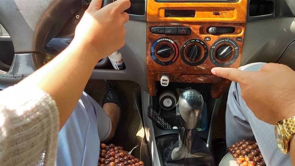 Quý bà váy ngắn ngồi sau vô-lăng, thầy dạy lái xe tái mặt-4