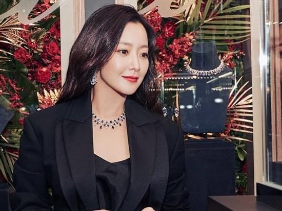 Kim Hee Sun khoe nhan sắc đỉnh cao, vóc dáng nuột nà ở tuổi 41