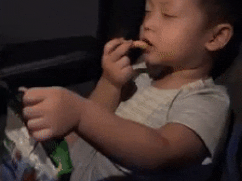 Ly Kute bóc phốt con trai 'có ăn thôi cũng lắm trò, nhìn là muốn yêu'