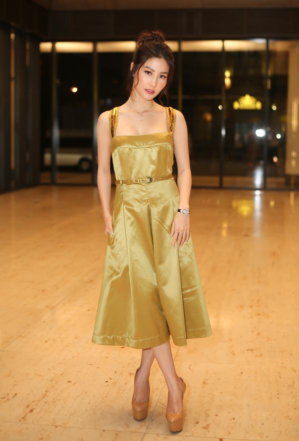 SAO MẶC XẤU: Châu Tấn phô dáng thẳng đuột như lá lúa - Công nương Meghan Markle lộ nội y kém duyên-1