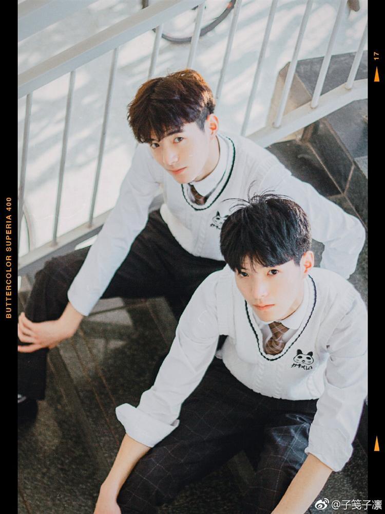 Cặp sinh đôi crush quốc dân không những đẹp trai mà còn lầy lội hết phần thiên hạ-1