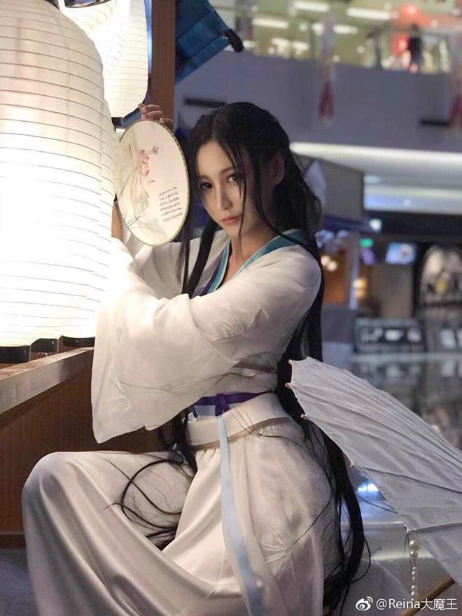 Hai cô gái Trung Quốc cosplay Thanh Xà - Bạch Xà đi mua trà sữa-2