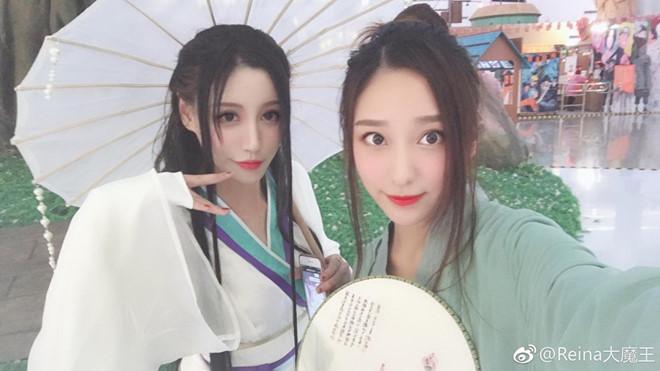 Hai cô gái Trung Quốc cosplay Thanh Xà - Bạch Xà đi mua trà sữa-4