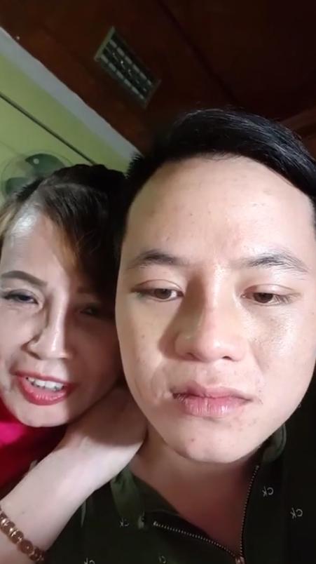 Ngày nào cũng mải mê lên sóng vài lần, những khoảnh khắc livestream đã phản chủ tố cáo vẻ già nua của cô dâu 61 tuổi-5