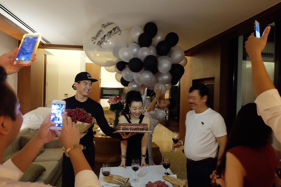 Khéo nịnh thế này bảo sao vợ nhiều tuổi của Trương Nam Thành lại chẳng được bố mẹ chồng yêu thương-14