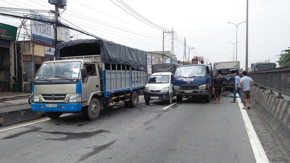 4 ô tô tông liên hoàn, quốc lộ 1 tê liệt hơn hai giờ-1