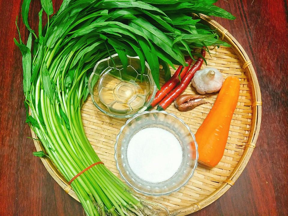 Tối nay ăn gì: Rau muống ngâm chua ngọt cho bữa cơm thêm ngon-1