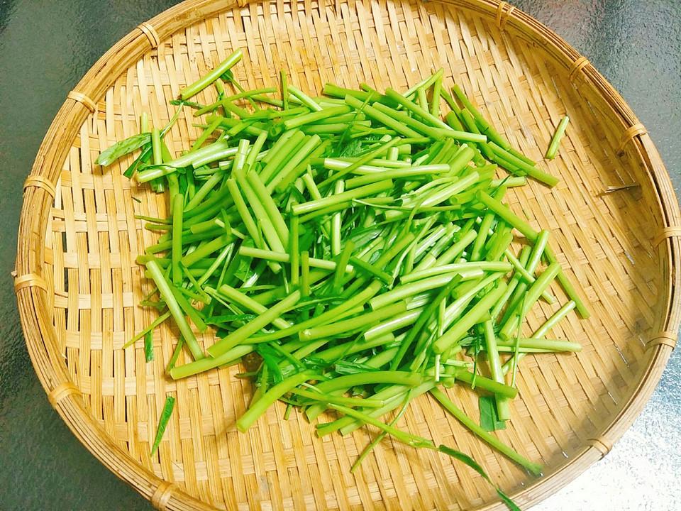 Tối nay ăn gì: Rau muống ngâm chua ngọt cho bữa cơm thêm ngon-3