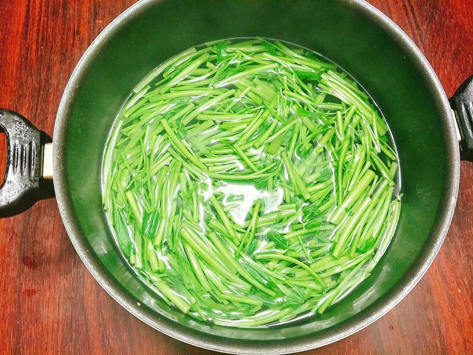 Tối nay ăn gì: Rau muống ngâm chua ngọt cho bữa cơm thêm ngon-5